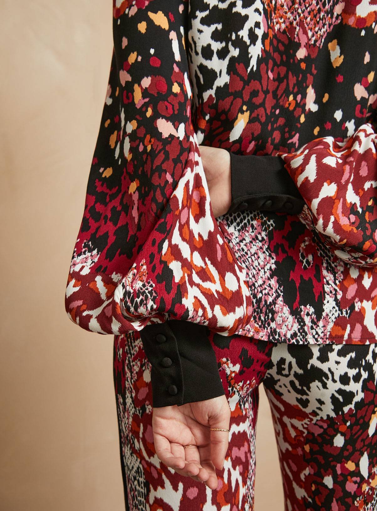 EVERBELLE Animal Print Relaxed Shirt 16 - Image 3
